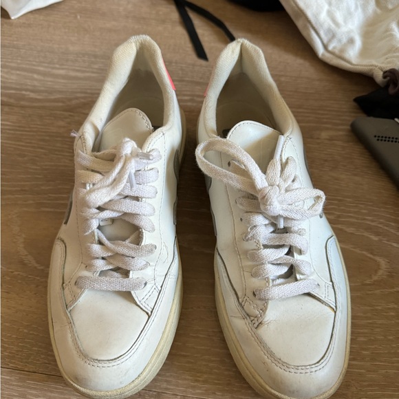 Veja V-12 Sneaker - Picture 3 of 4